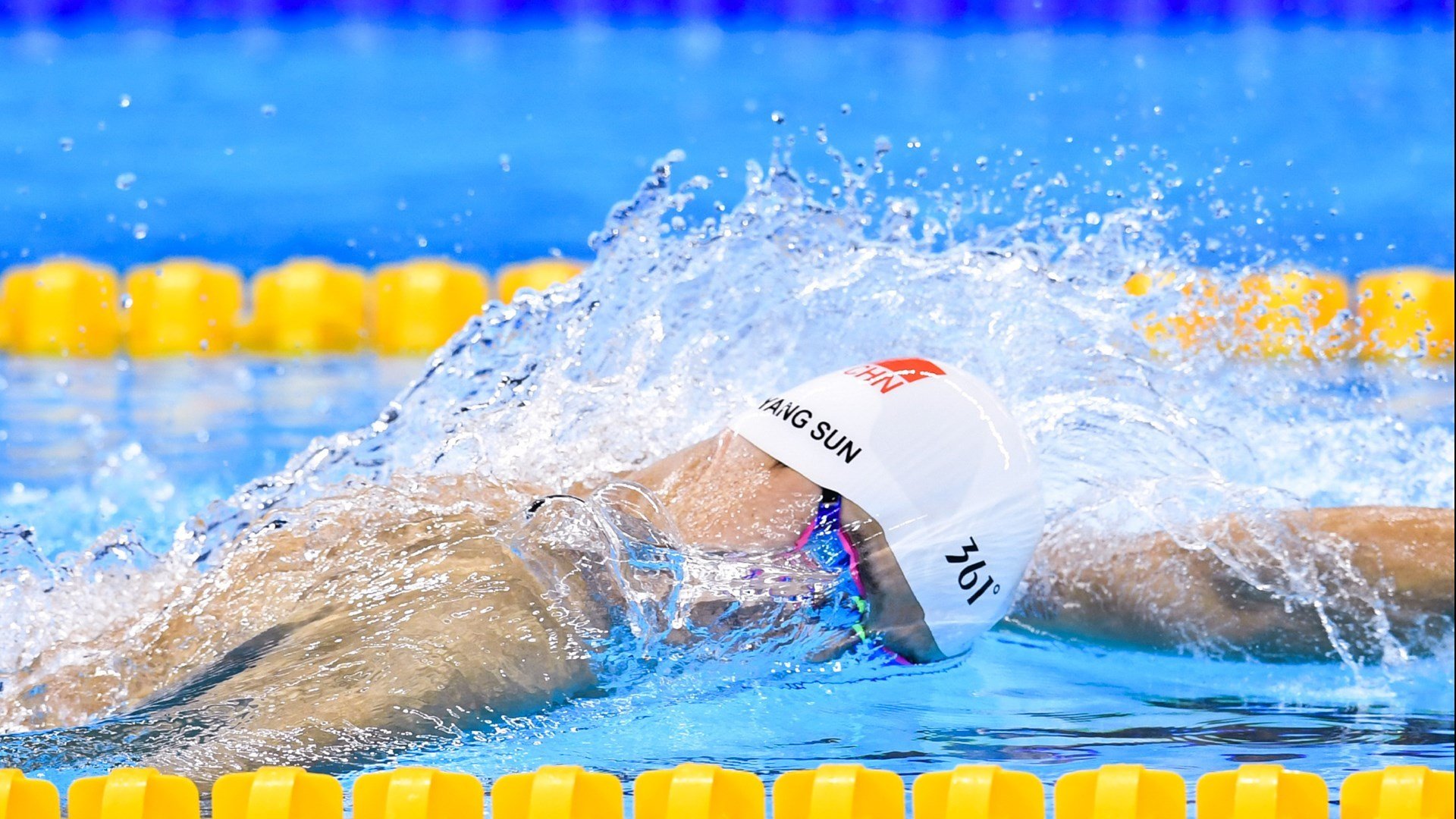 轮胎与草皮的嘶吼，当F1的金属洪流撞上世界杯的草莽雄心